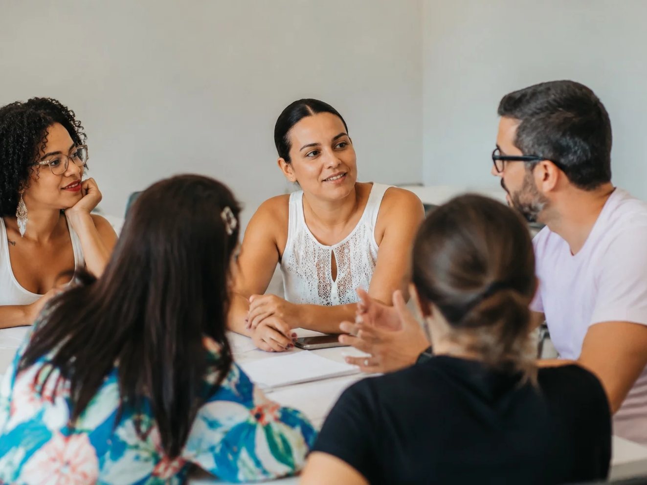 Mesa vista de cima com um diagrama de raciocínio traçado à mão